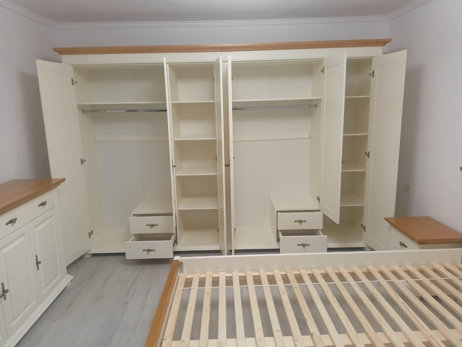 Armoire en bois massif Skagen, à 6 portes et 4 tiroirs