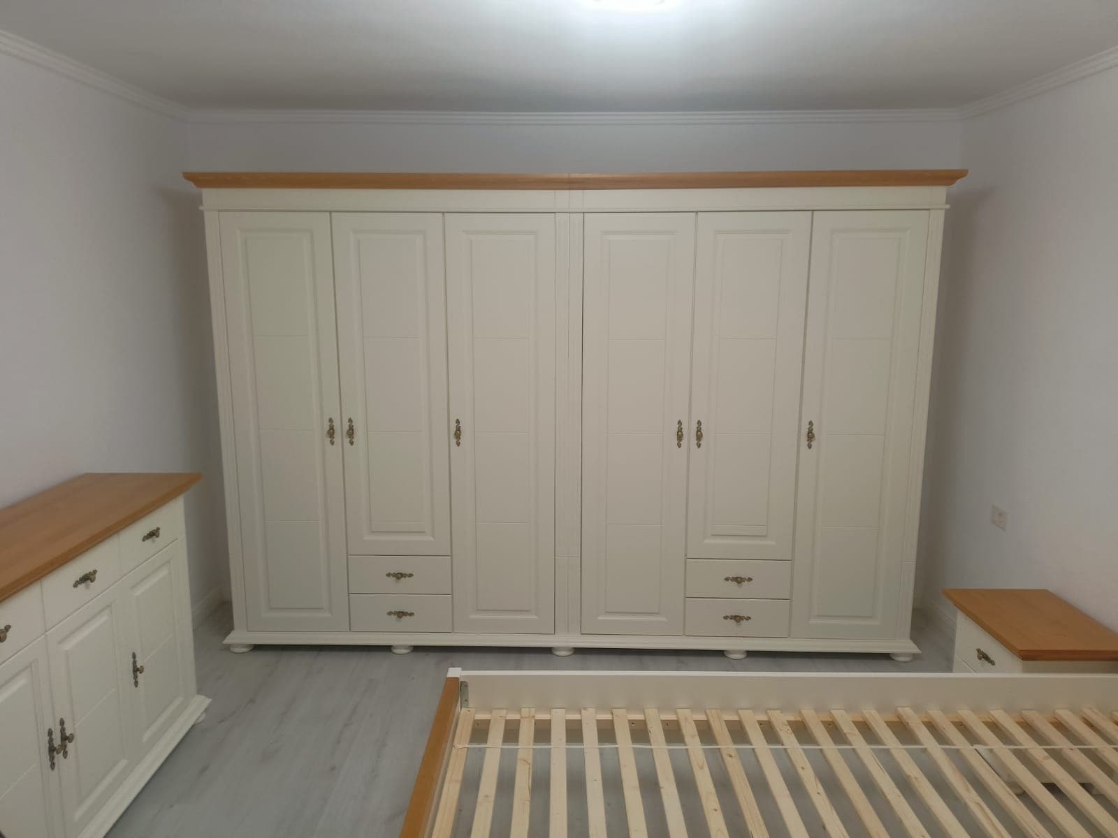 Armoire en bois massif Skagen, à 6 portes et 4 tiroirs