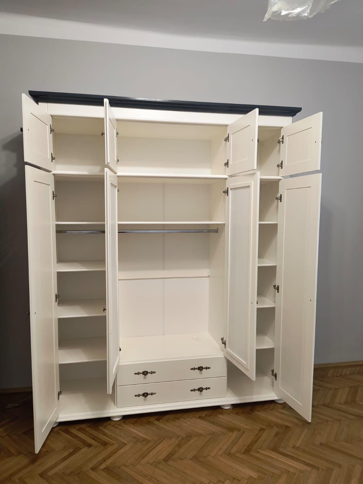 Armoire en bois massif « Skagen » avec 4 portes, 2 tiroirs et un élément supérieur