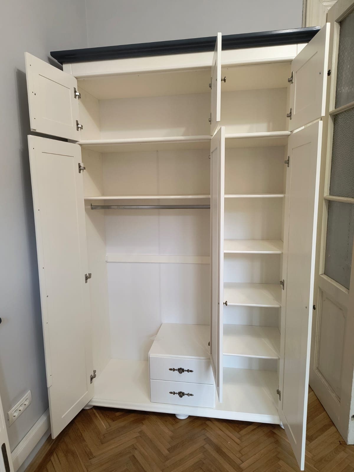 Armoire en bois massif « Skagen » avec 3 portes, 2 tiroirs et un élément supérieur