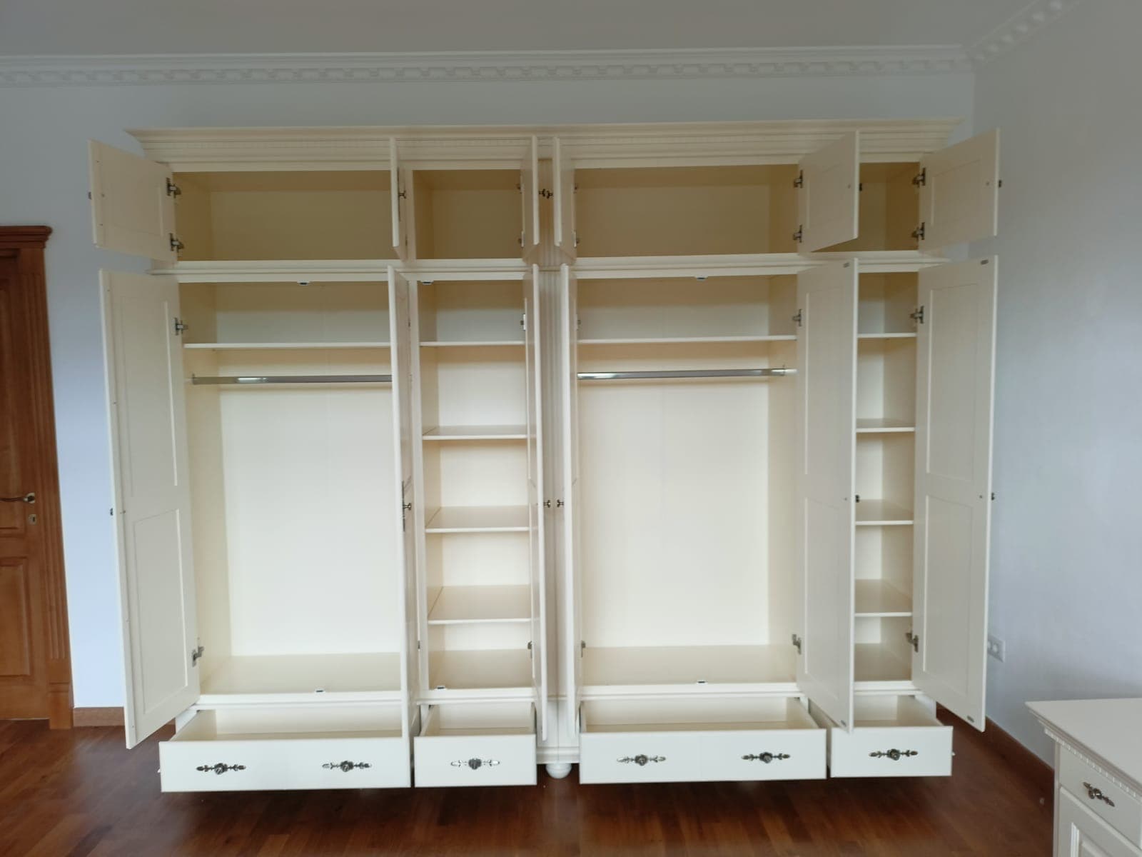 Armoire Nordby à 6 portes en bois massif avec élément supérieur