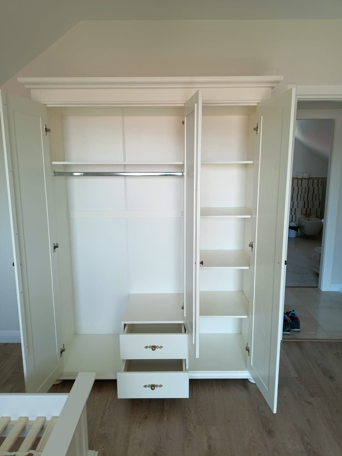Armoire en bois massif « Skagen » à 3 portes et 2 tiroirs
