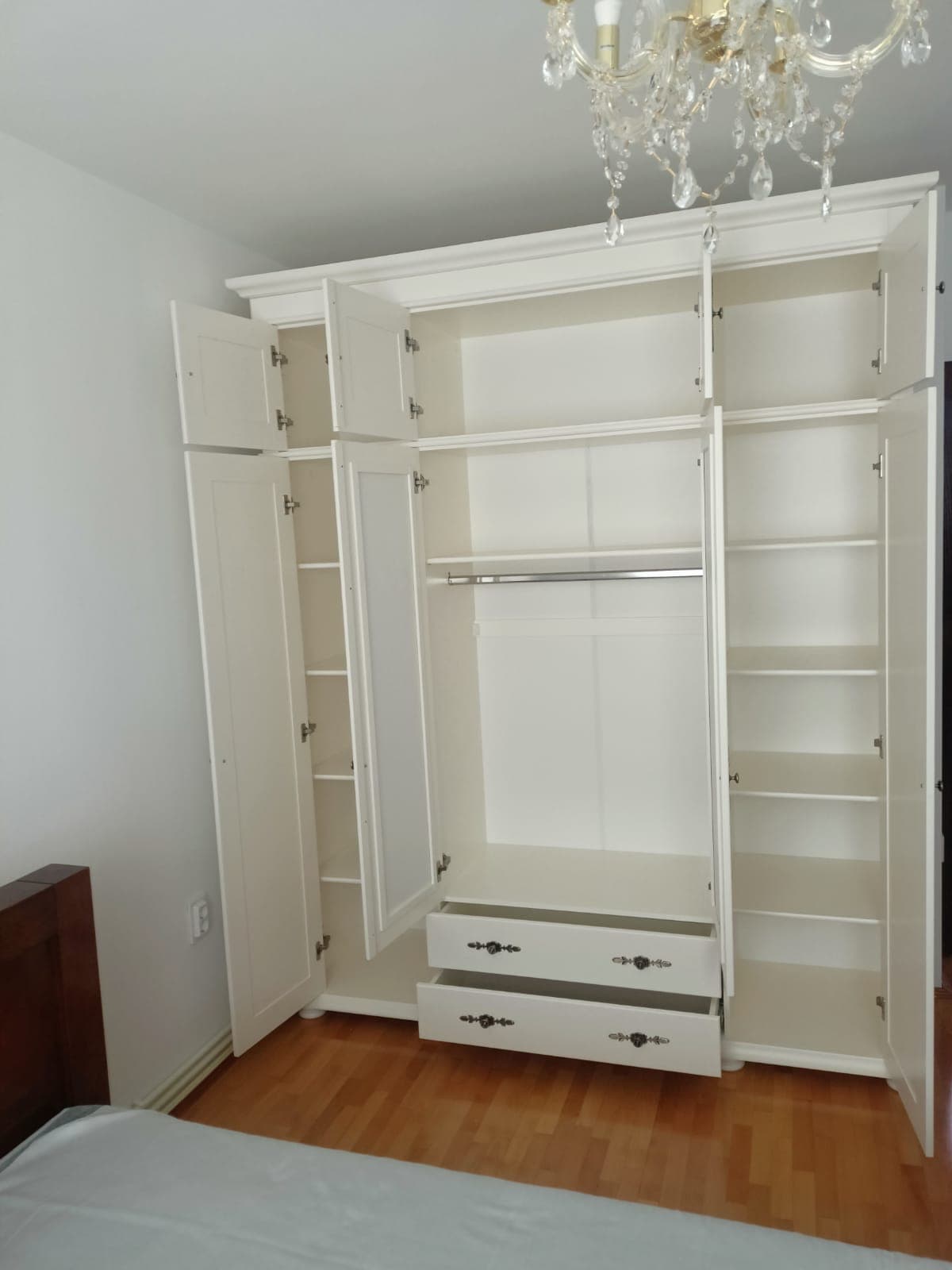 Armoire en bois massif Skagen Lachs, 4 portes, 2 tiroirs