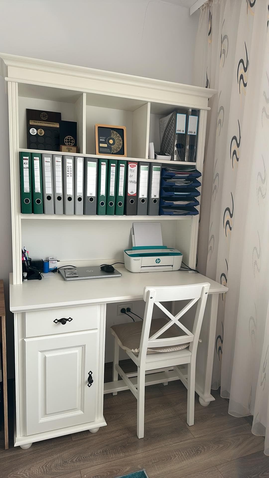 Bureau avec étagère Nordby en bois massif pour le télétravail