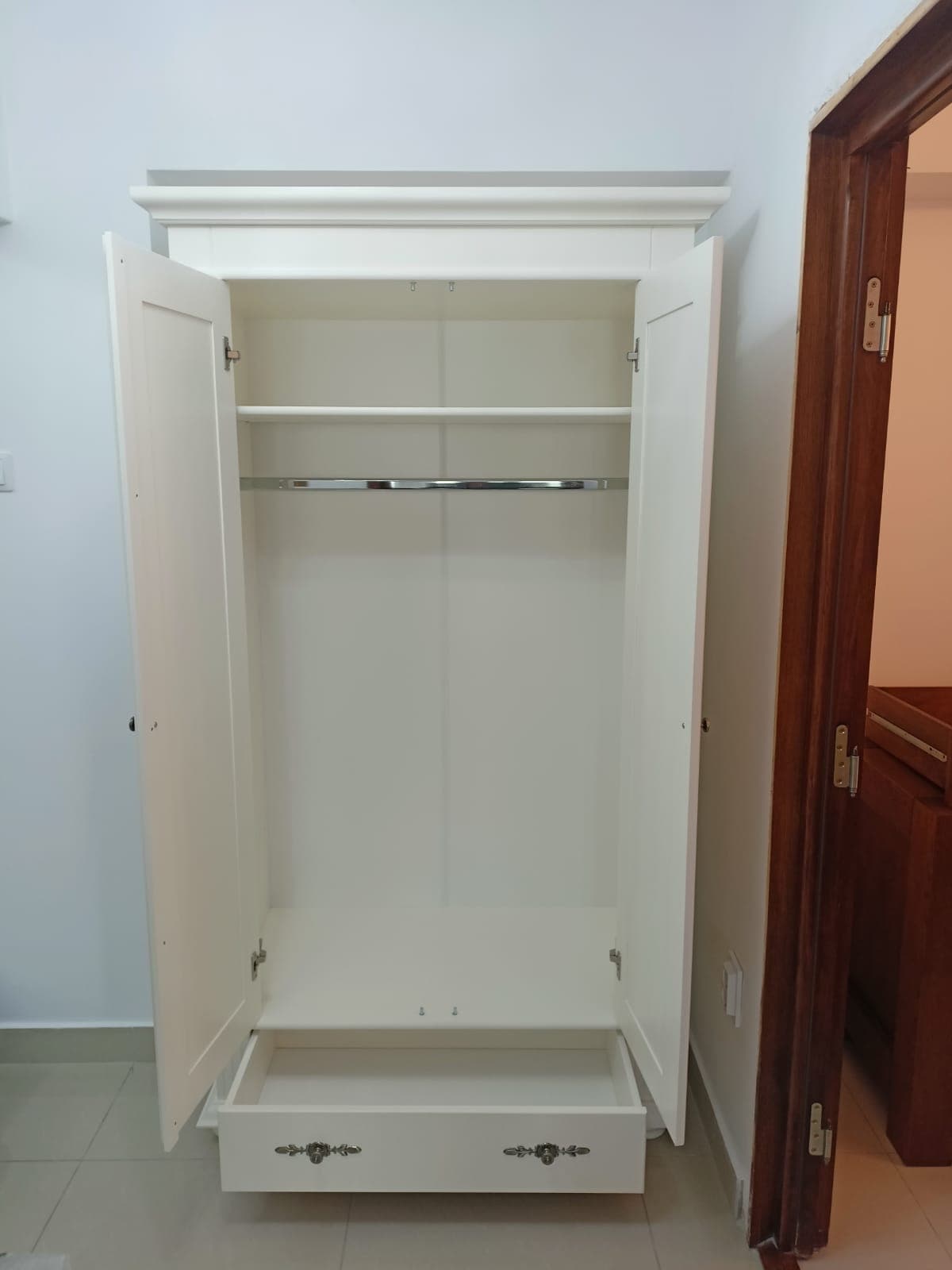 Armoire en bois massif « Skagen » à deux portes avec miroir
