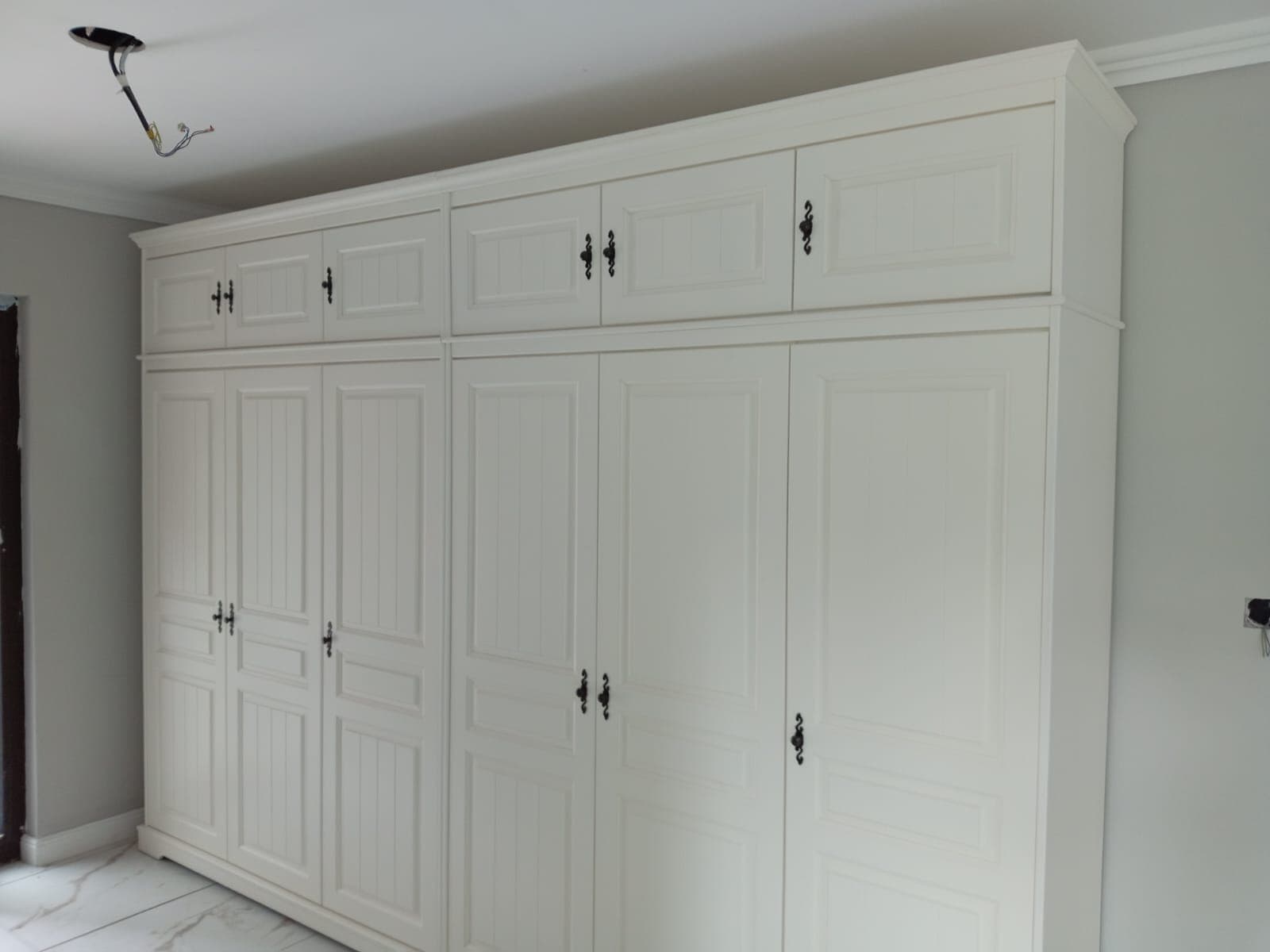 Armoire en bois massif « Linnea » à 6 portes avec élément supérieur