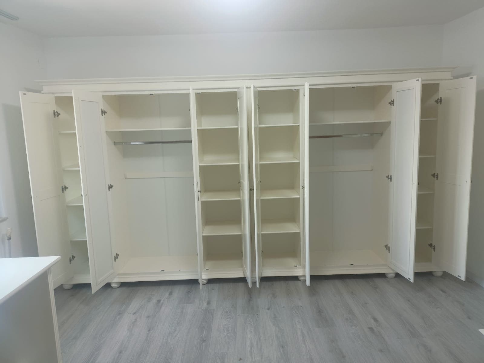 Armoire en bois massif Nordby à 8 portes et miroir
