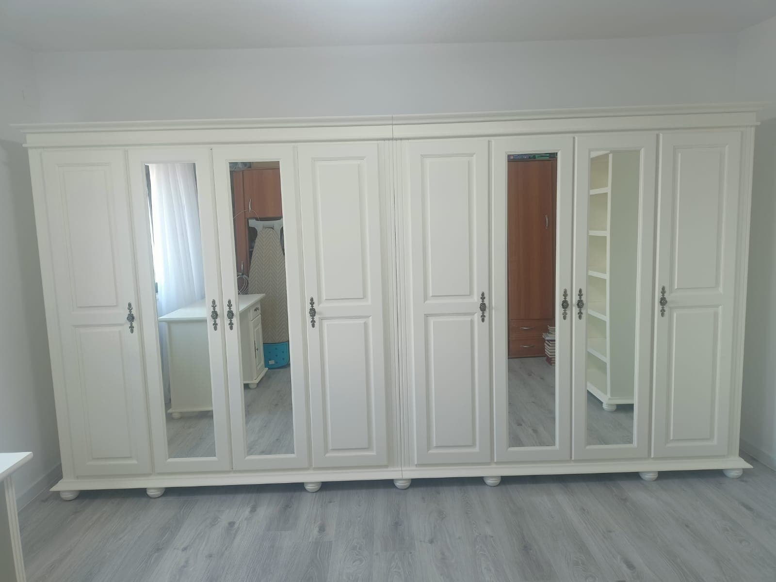 Armoire en bois massif Nordby à 8 portes et miroir