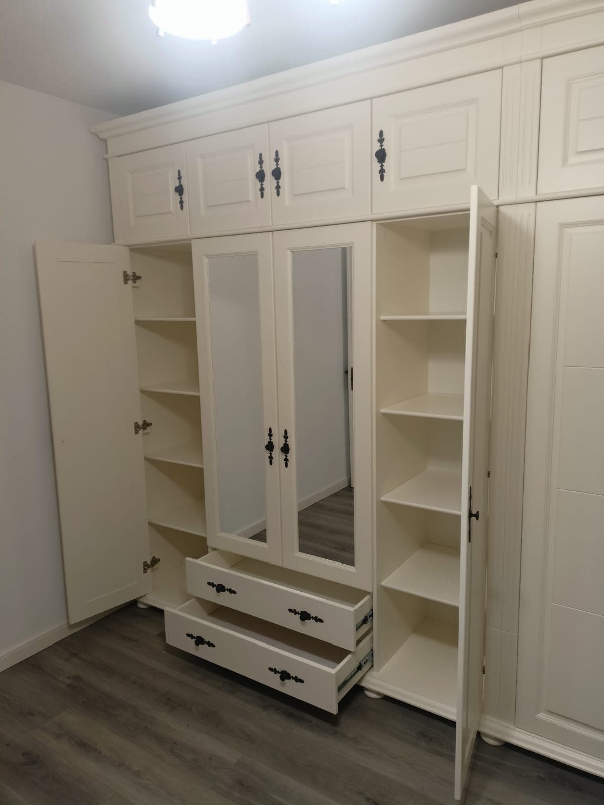 Armoire en bois massif Skagen, à 8 portes et 4 tiroirs