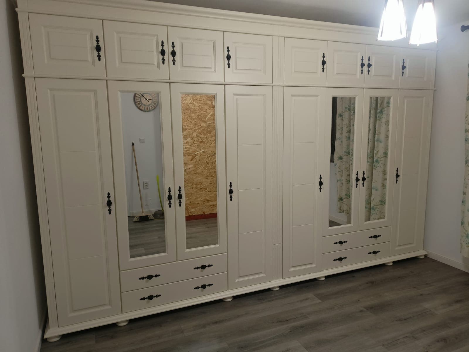 Armoire en bois massif Skagen, à 8 portes et 4 tiroirs