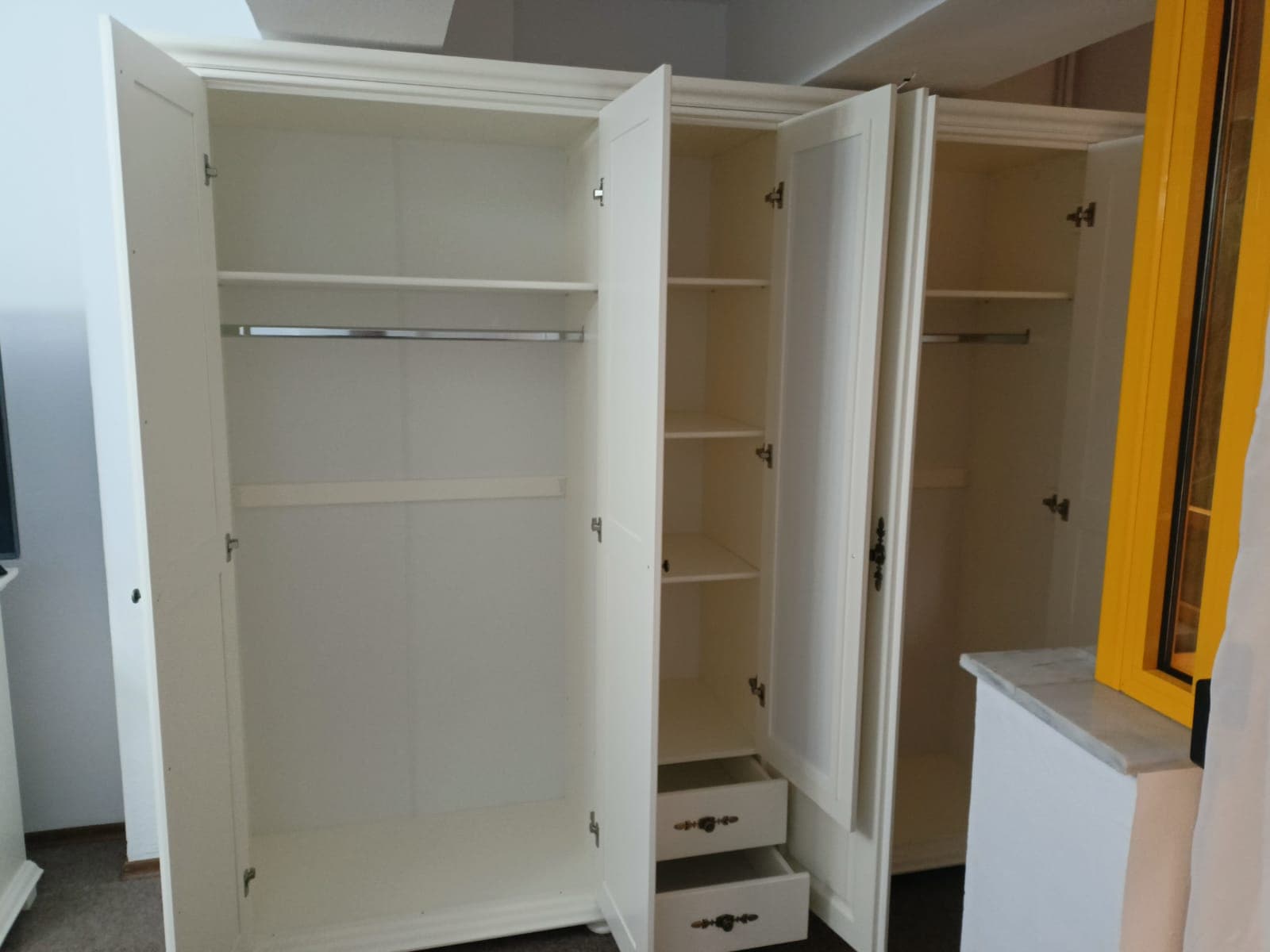 Armoire en bois massif « Skagen » à 5 portes, 242 cm