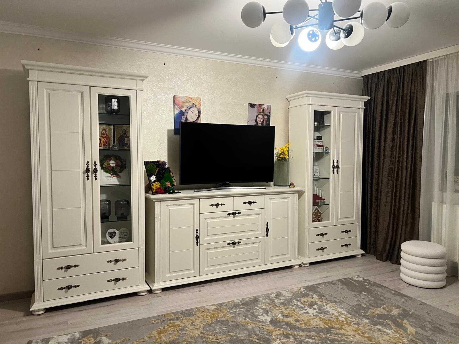Salon « Skagen » en bois massif avec 2 vitrines et une commode