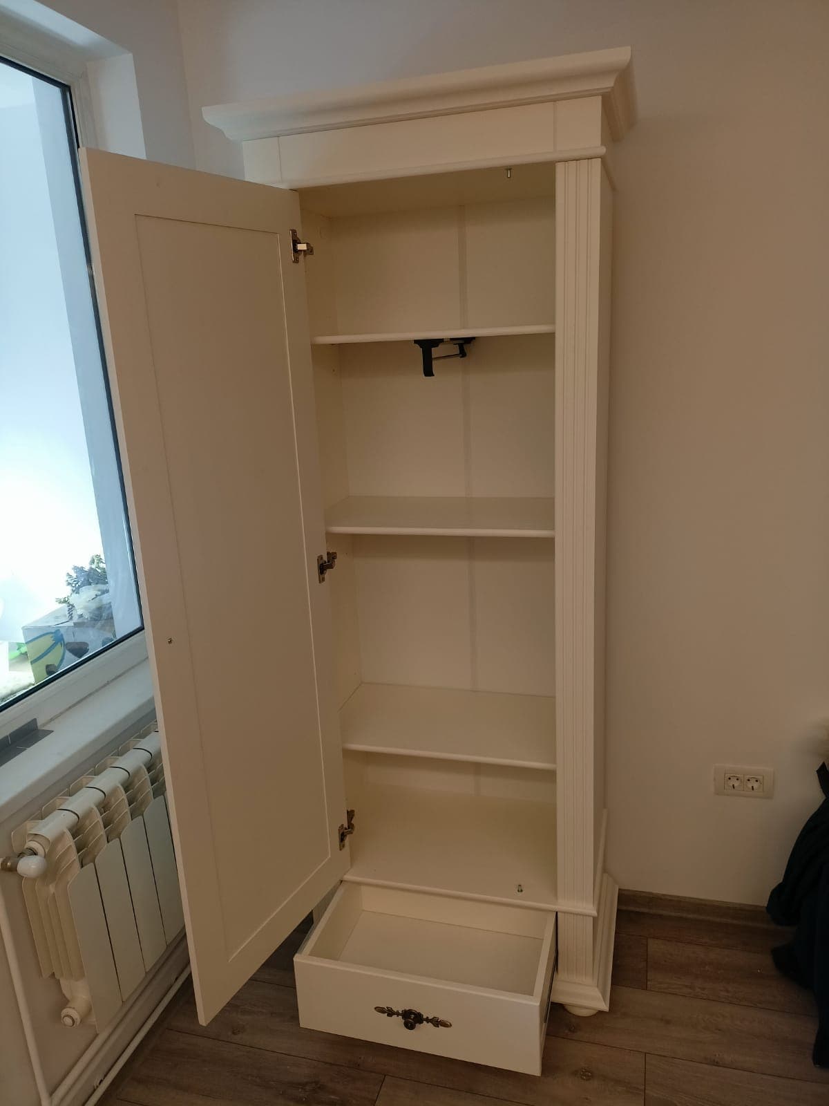 Armoire Skagen à 1 porte en bois massif avec panneau de façade