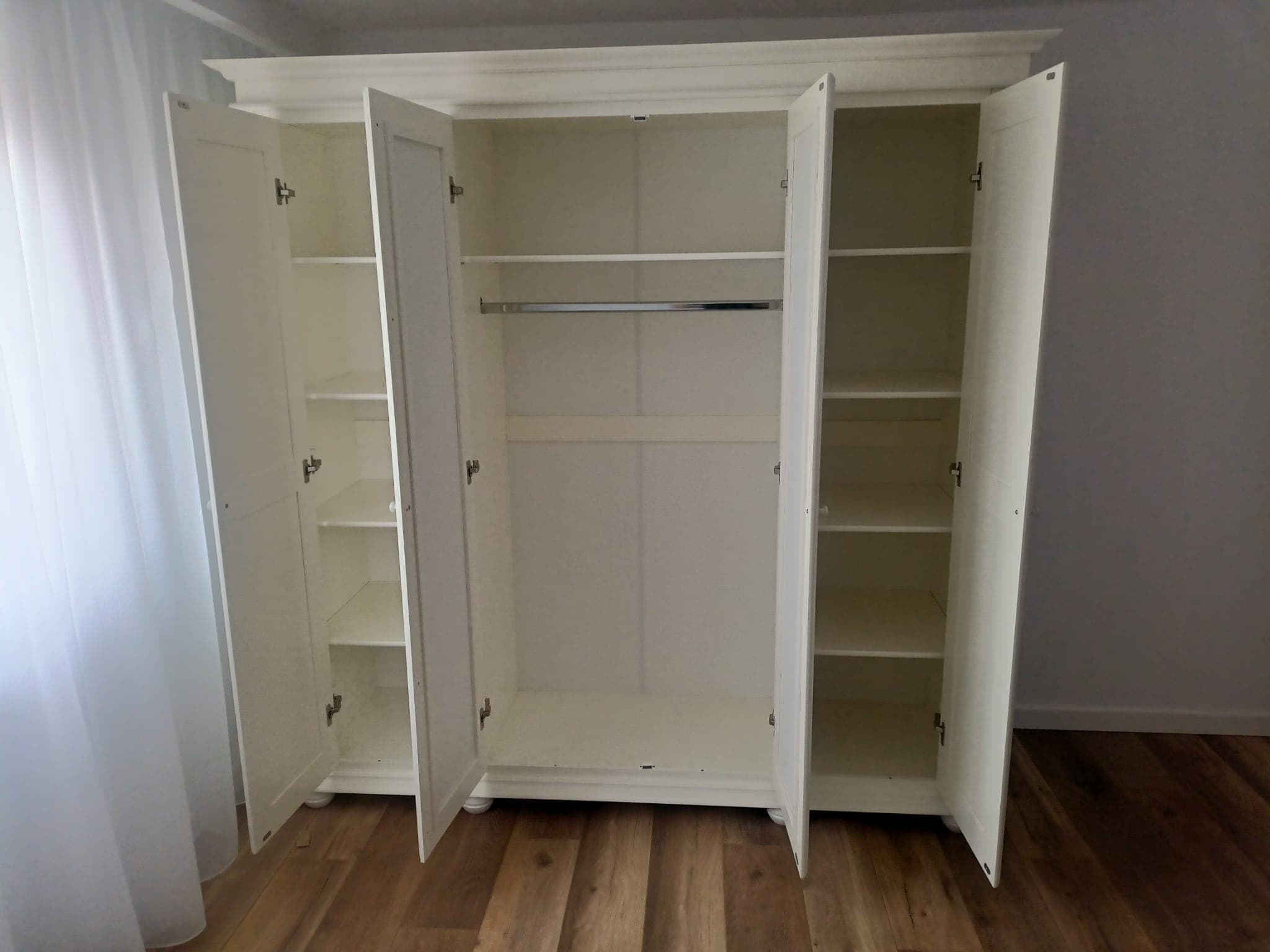 Armoire en bois massif « Nordby » à 4 portes, d'une élégance classique